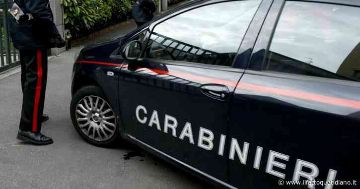 Massacrati a colpi di roncola dentro casa: fermato l’ex della figlia. “Agguato preparato da giorni”. Ha ucciso anche il cane di famiglia