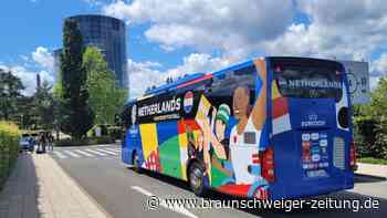 Team Niederlande in Wolfsburg angekommen – wenig Fan-Kontakt