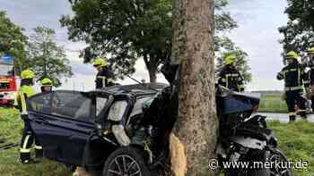 Nach Unfall schwer verletzt: Frau prallt mit Auto frontal gegen Baum