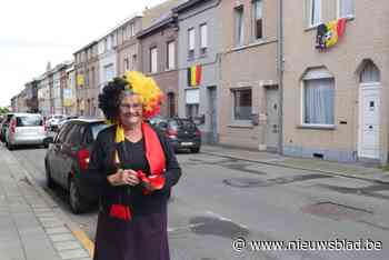 Leona (78) doet Duivelsgekte losbreken in volkse stadswijk: “Helaas is het dit jaar zonder vlagjes over straat”