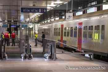 Man die willekeurige vrouw neerstak in Centraal Station, viel eerder politieman aan en krijgt een jaar cel