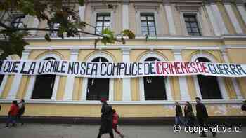 U. de Chile: Estudiantes en acampe "marcan" a profesores al ingreso