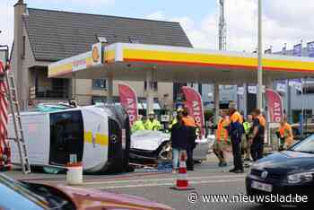 Drie gewonden bij ongeval tussen flexbus van De Lijn en auto op Rijksweg in Lanklaar