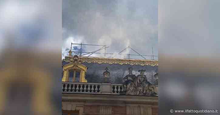 Francia, incendio nella Reggia di Versailles: evacuati i visitatori. A fuoco il cortile di marmo della residenza reale
