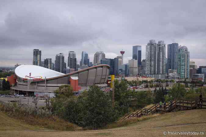 Calgary mayor says residents should expect water restrictions for several more days