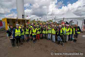 Schoolkinderen bezoeken nieuw windmolenpark: “Met VR-bril boven op turbine gestaan”