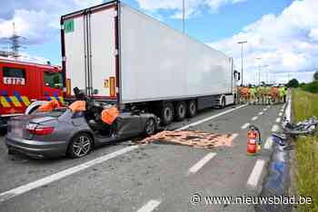 Bestuurder overleden die met auto onder vrachtwagen belandde: R4 richting Zelzate tijdlang afgesloten