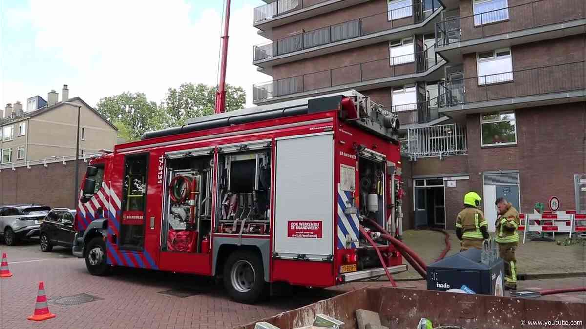 Middelbrand richt veel schade aan op tiende verdieping flat Heijermansplein Schiedam