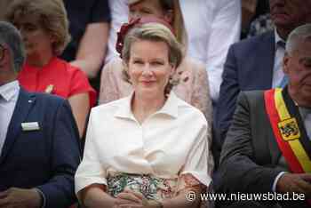 Koningin Mathilde woont concert bij in jasje van 12.000 euro