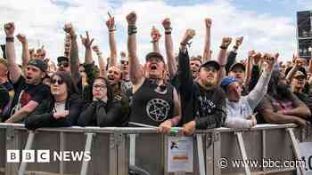 Artists pull out of Download Festival over Barclays links