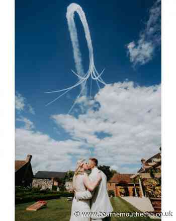 Red Arrows perfectly photo-bomb couples wedding photo