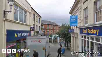 Man injured in town centre robbery