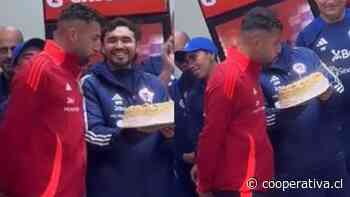 ¡Con torta! La Roja celebró cumpleaños de Isla tras goleada a Paraguay