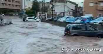 Noodweer teistert Spaanse Costa Blanca: auto's 'zwemmen' door de straten, toeristen tot enkels in het water