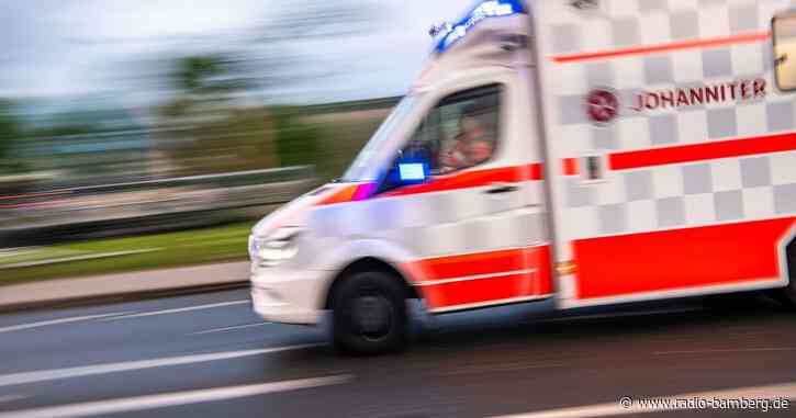 Zusammenstoß zweier Autos: Frau kommt verletzt in Klinik