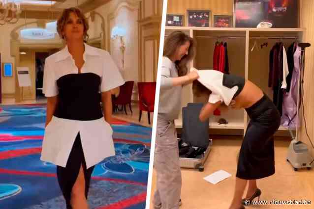 Halle Berry krijgt designerkledingstuk niet uit: “We gaan het moeten kapot knippen”