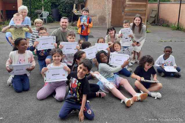 Kinderen krijgen diploma om Nederlands op speelse manier te oefenen
