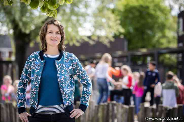 Wethouder Carine Bloemhoff opent de educatieve route in het Scharlakenbos