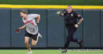 Politie schiet honkbalfan die veld bestormt met taser tegen de vlakte