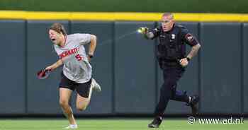 Politie in VS schiet honkbalfan die veld bestormt in vol satdion met taser tegen de vlakte