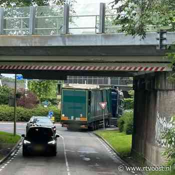 112 nieuws: Vrachtwagen rijdt tegen spoorbrug in Holten, hinder voor treinverkeer