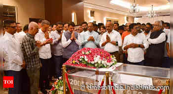 Salman pays last respect to MCA president Amol Kale