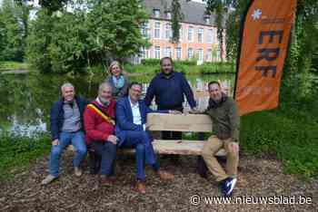 Kasteelpark Kruikenburg krijgt opwaardering met eerste nieuwe zitbank: “Symbool van de toekomst van dit park”