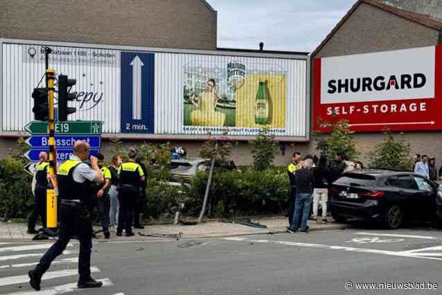 Chauffeur gekneld bij ongeval op Bredabaan in Merksem