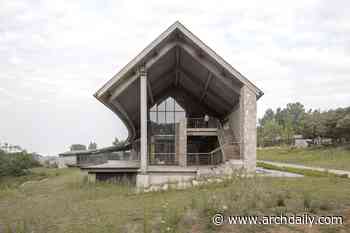 Dragon Mountain Tourist Center / Aurelien Chen