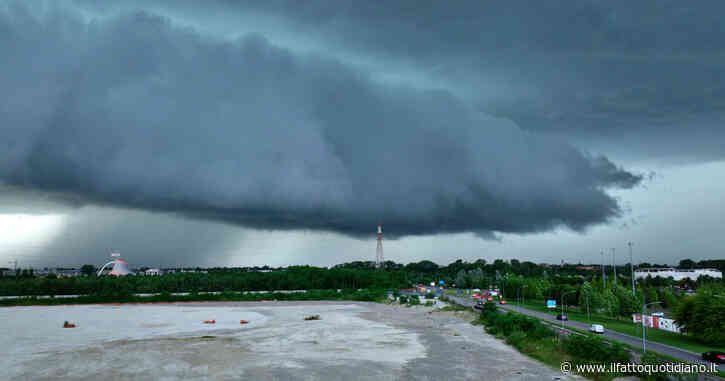 La spaventosa shelf cloud sopra i cieli del Milanese: il fronte temporalesco ha portato grandine e vento – Video