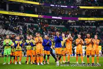 Fans van Oranje krijgen op originele manier handtekening op oude en nieuwe voetbalshirts