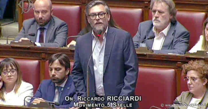 La Camera ricorda Berlusconi, Ricciardi (M5s): “No alla beatificazione di uno che ha dato dell’eroe a un mafioso come Vittorio Mangano”