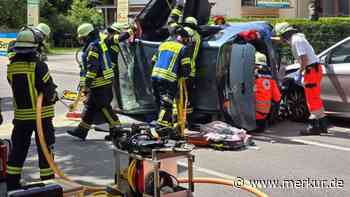 Unfall in Brucker Innenstadt: Auto überschlägt sich - Straße drei Stunden gesperrt