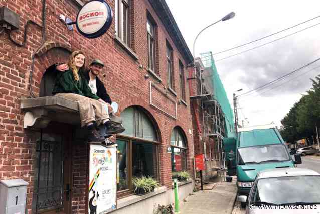 Lena (27) en Florian (28) starten met ‘Maurice’ nieuw horecahoofdstuk aan Sint-Denijs Plaats: “Volgens ons is dit café een gat in de markt”