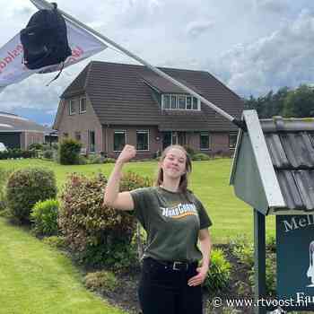 Imke uit Holten hangt de vlag uit: geslaagd voor haar eindexamen