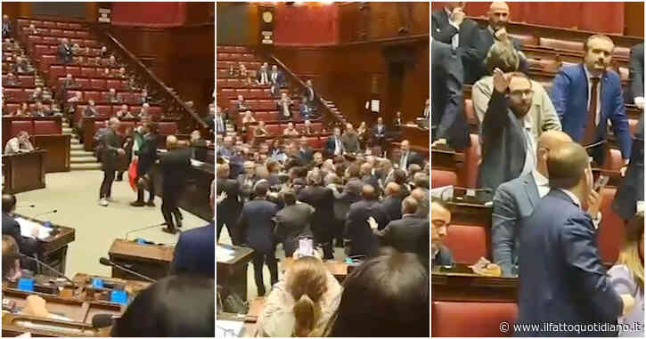 La protesta di Donno, la rissa e il deputato M5s cade a terra: il video dell’aggressione alla Camera. Le opposizioni alla Lega: “Fate schifo”