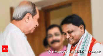 With Patnaik on dais, Majhi is sworn in, inducts 15 in cabinet