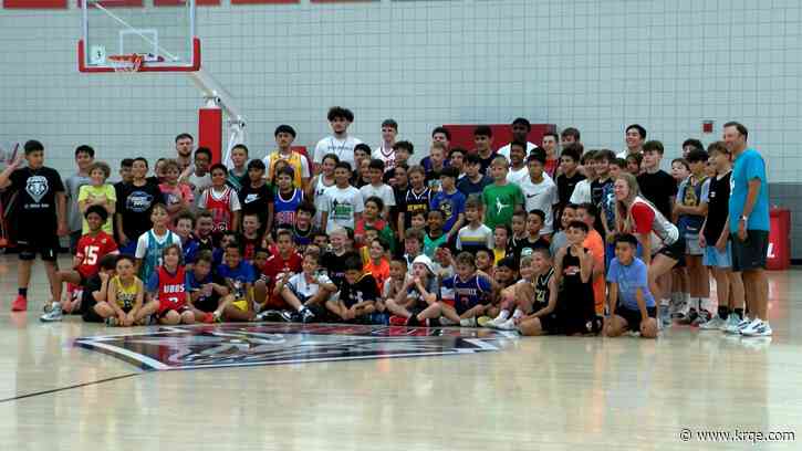 Lobo basketball team hosts annual kids camp