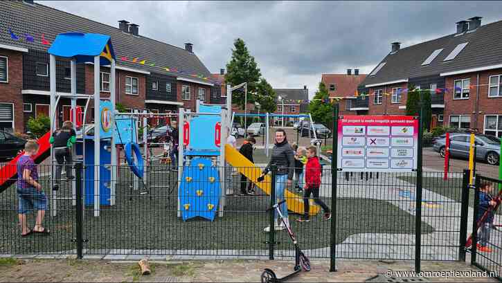 Flevoland - Inwoners van Tollebeek leggen zelf een speeltuin aan in hun straat