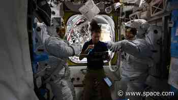 Watch NASA astronauts collect microbe samples during ISS spacewalk today (livestream video)