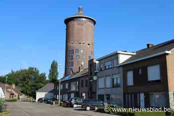 Watertoren met 21 onafgewerkte appartementen staat alweer te koop: “Ontsiering van onze skyline”