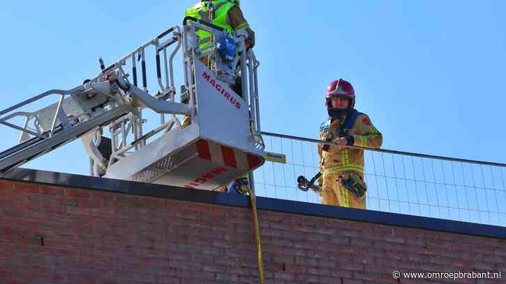 Brand op dak winkelmagazijn, medewerker met brandwonden naar ziekenhuis