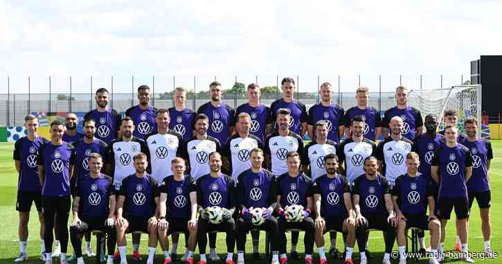 Mannschaftsfoto: Kompletter Kader vor Schottland im Training