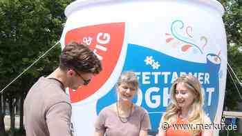 XXL-Joghurt mit wichtiger Botschaft: Influencerin klärt in Geretsried über Mülltrennung auf