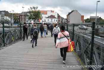 Voor de liefhebbers van spectaculaire werken: Halse voetgangersbrug over kanaal gaat zondag op wandel