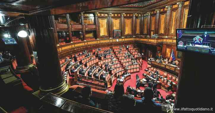 Bagarre al Senato: tutte le senatrici occupano i banchi del governo, stop al voto sul premierato