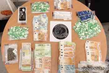 Speurders nemen 15.000 euro cash geld in beslag bij huiszoekingen in onderzoek naar cocaïneverkoop