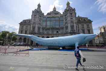 Levensgrote blauwe vinvis aan Centraal Station vraagt aandacht voor walvissen en hun belang voor het klimaat