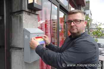 Drie jaar na eerste actie verdeelt café Hemelrijk-uitbater Steve opnieuw regenboogstickers: “Mensen worden meer dan ooit bekeken door hun geaardheid”