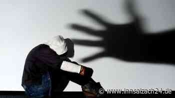 Mann mit Totenkopfmaske steigt in Haus ein und will Bewohnerin (19) vergewaltigen